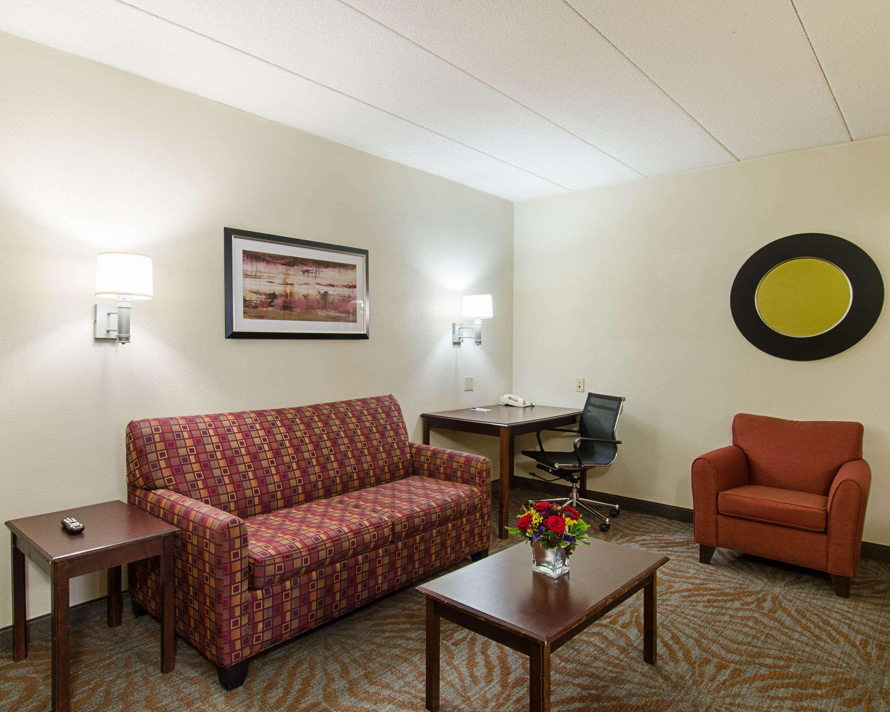 Quality Inn & Suites Worcester Exterior photo