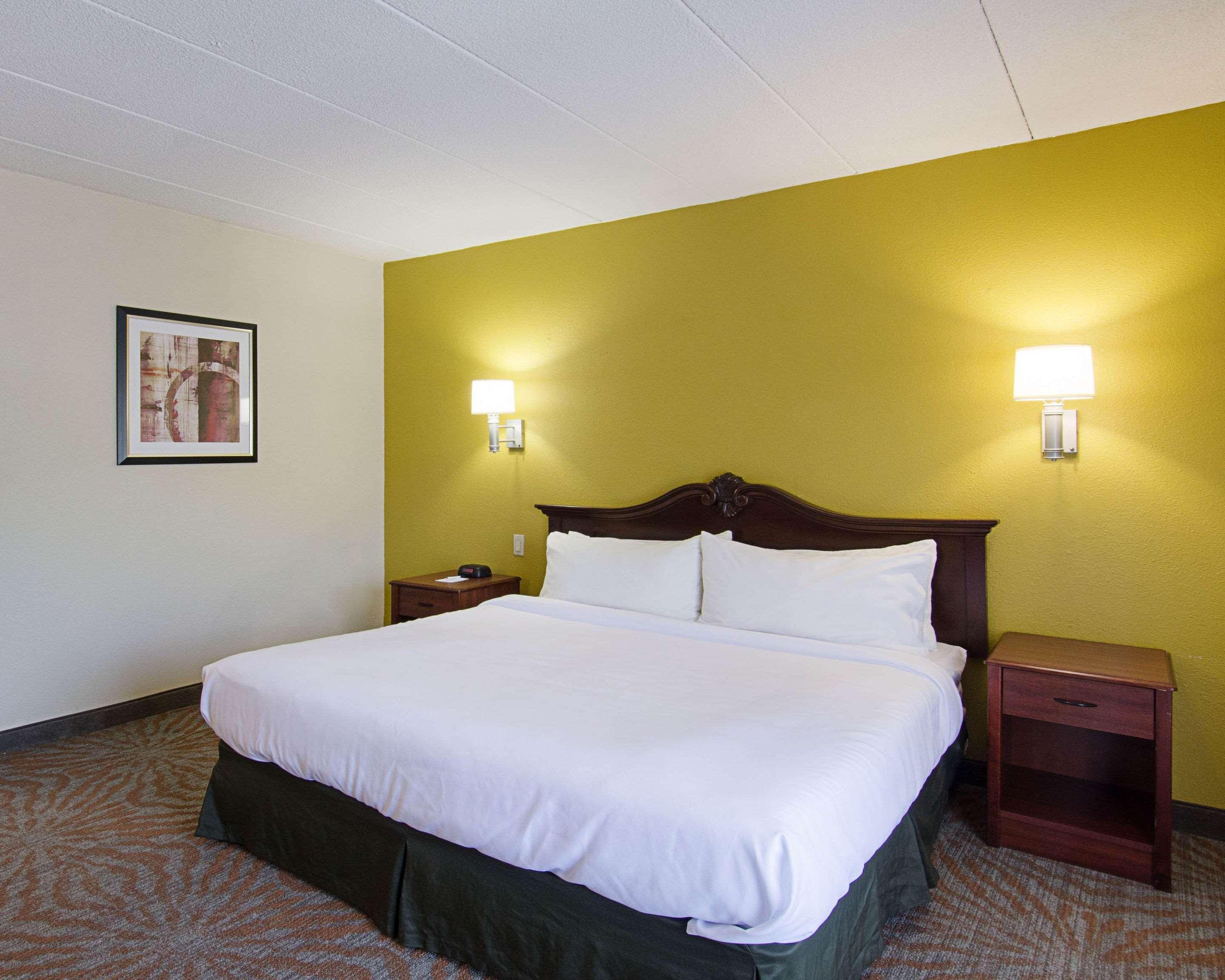 Quality Inn & Suites Worcester Exterior photo